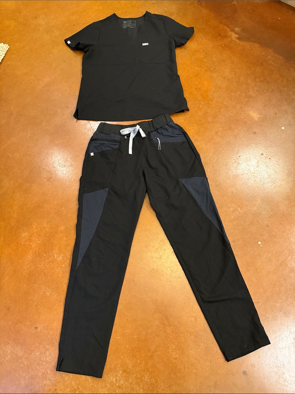 Figs Women’s Black Scrub Set - Small
